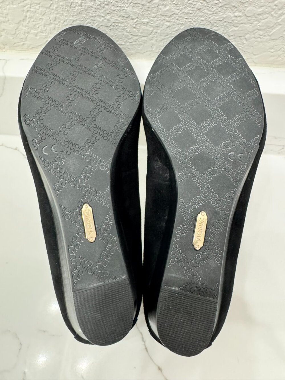 Vionic Hayes Black Suede Wedge Heels Sz 7.5 | Floral Appliqué | Orthotic Comfort - Picture 3 of 7